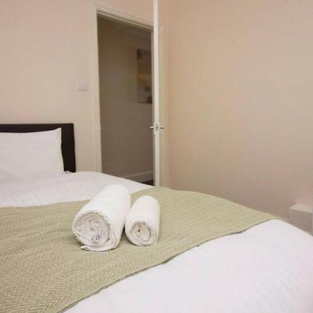 Stayzo Penthouse Accommodation 2- Premier Lodge Southampton Buitenkant foto