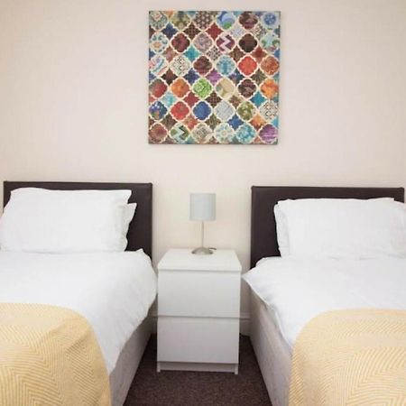 Stayzo Penthouse Accommodation 2- Premier Lodge Southampton Buitenkant foto