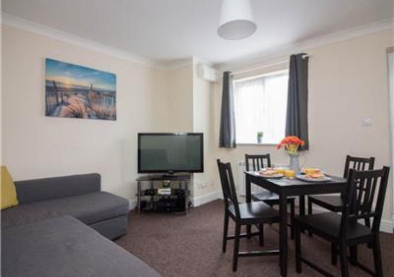 Stayzo Penthouse Accommodation 2- Premier Lodge Southampton Buitenkant foto