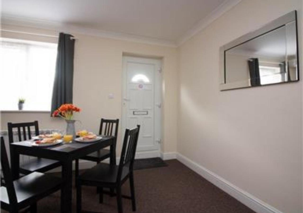 Stayzo Penthouse Accommodation 2- Premier Lodge Southampton Buitenkant foto