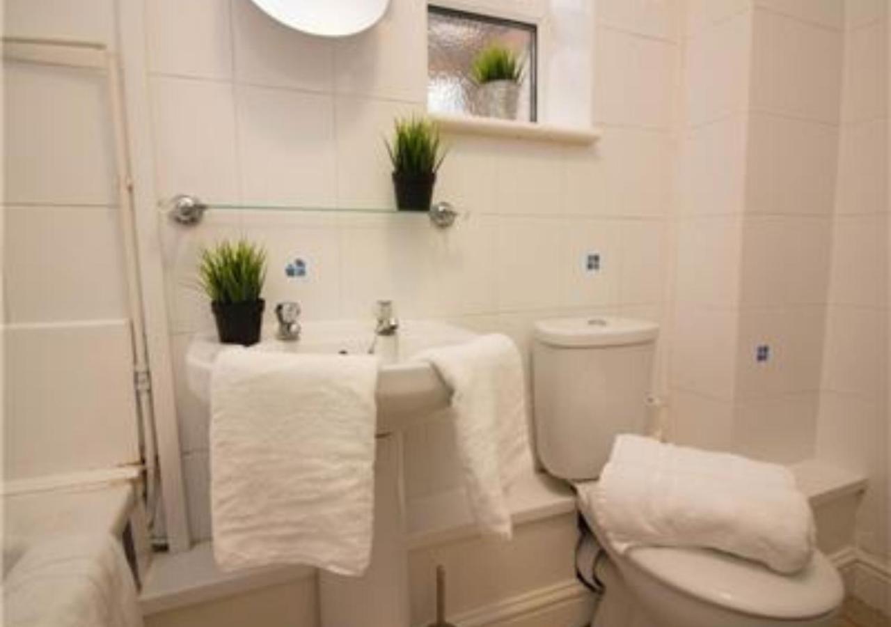 Stayzo Penthouse Accommodation 2- Premier Lodge Southampton Buitenkant foto