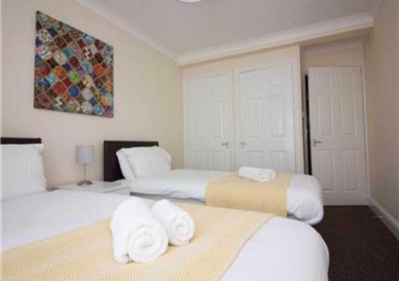 Stayzo Penthouse Accommodation 2- Premier Lodge Southampton Buitenkant foto