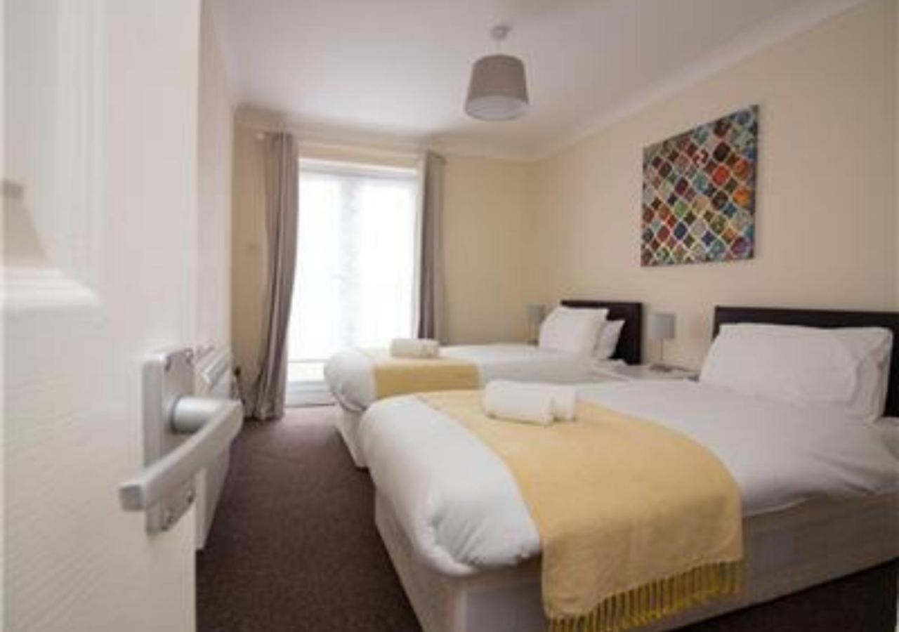 Stayzo Penthouse Accommodation 2- Premier Lodge Southampton Buitenkant foto