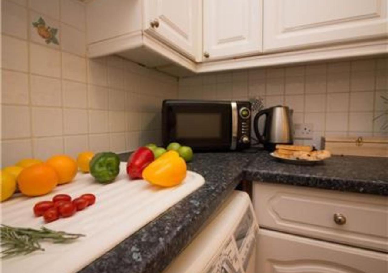 Stayzo Penthouse Accommodation 2- Premier Lodge Southampton Buitenkant foto