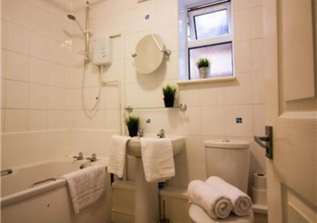 Stayzo Penthouse Accommodation 2- Premier Lodge Southampton Buitenkant foto