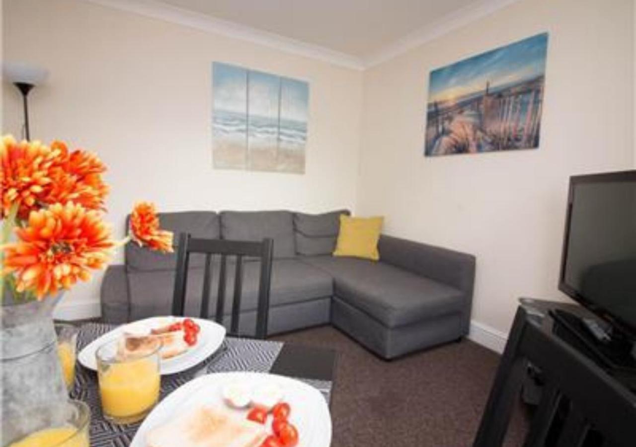 Stayzo Penthouse Accommodation 2- Premier Lodge Southampton Buitenkant foto
