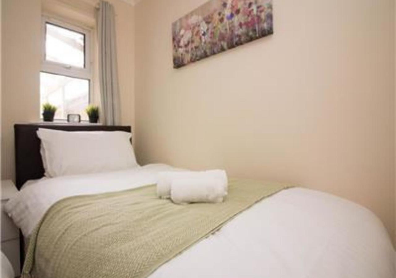 Stayzo Penthouse Accommodation 2- Premier Lodge Southampton Buitenkant foto