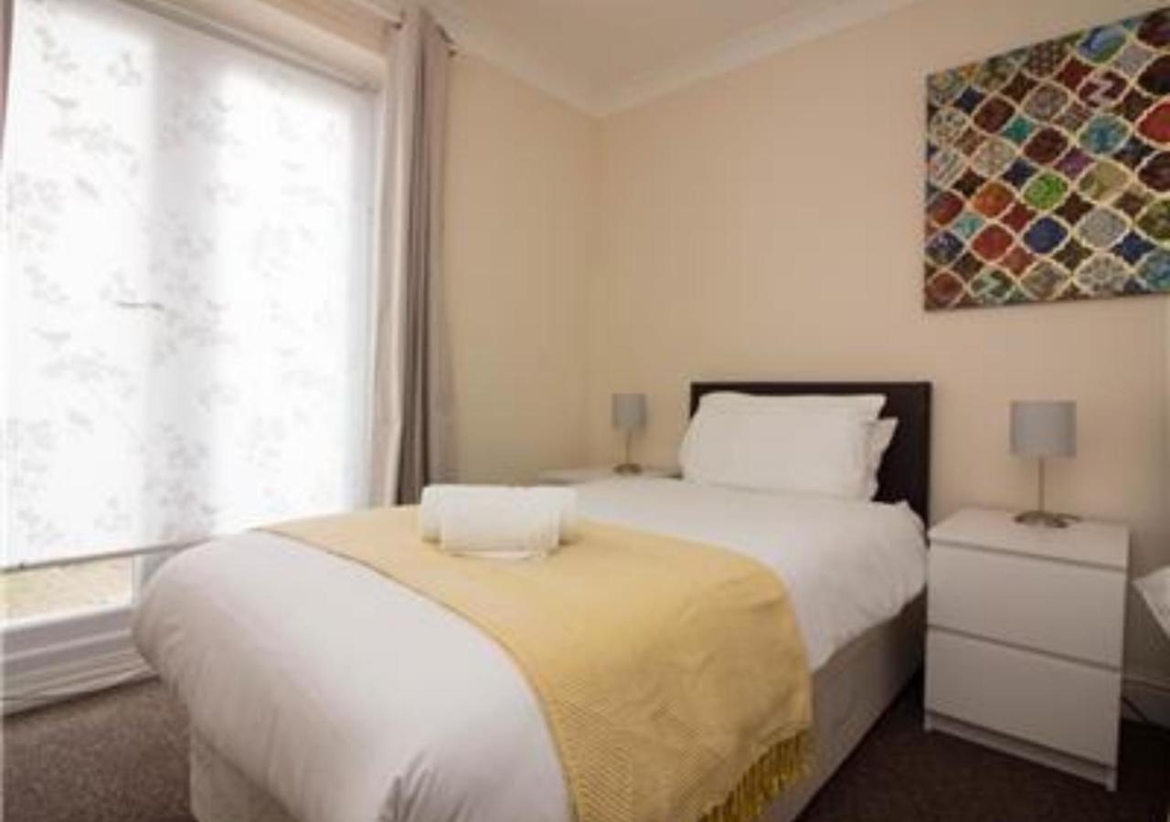 Stayzo Penthouse Accommodation 2- Premier Lodge Southampton Buitenkant foto