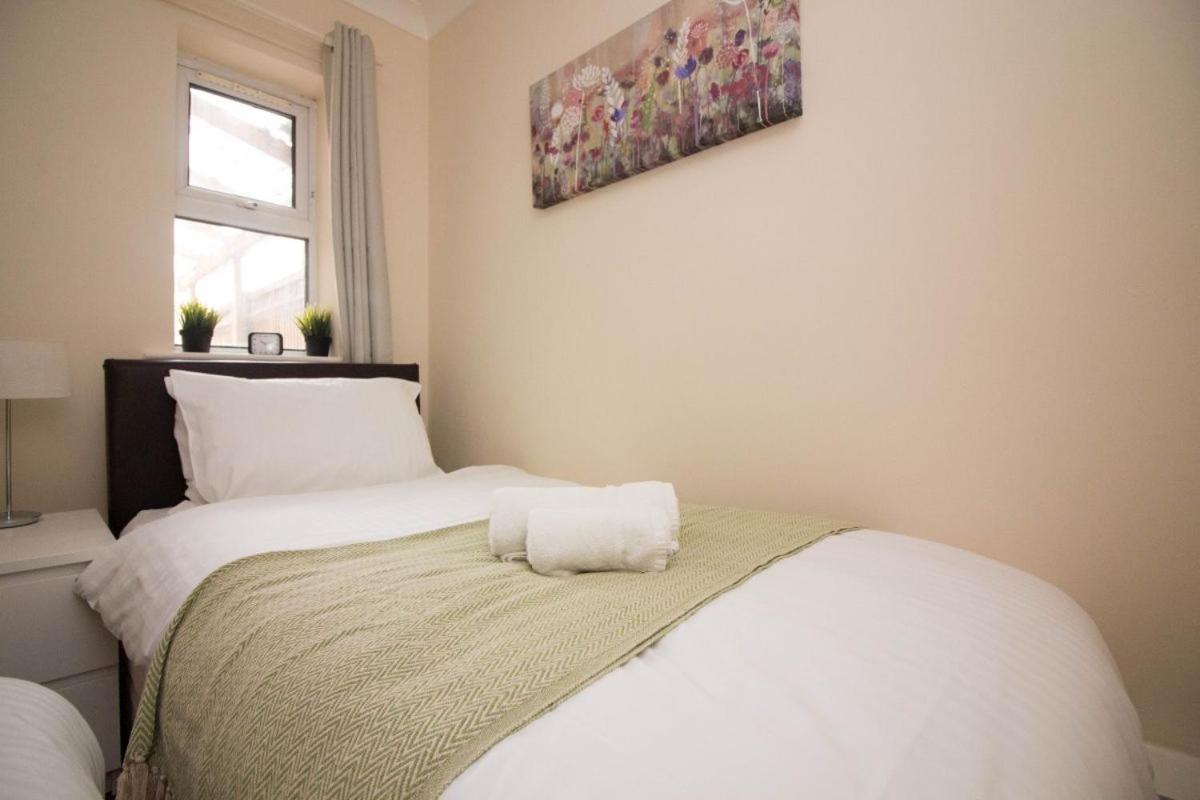 Stayzo Penthouse Accommodation 2- Premier Lodge Southampton Buitenkant foto