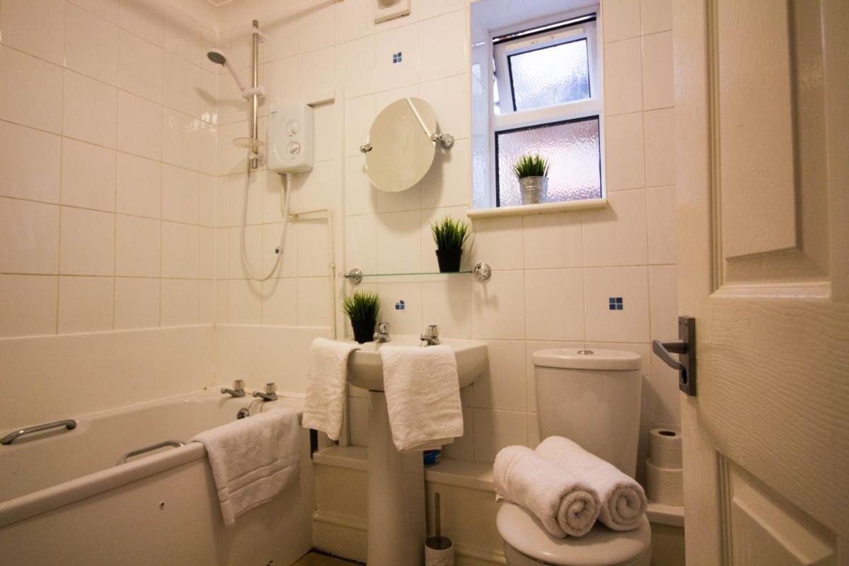 Stayzo Penthouse Accommodation 2- Premier Lodge Southampton Buitenkant foto