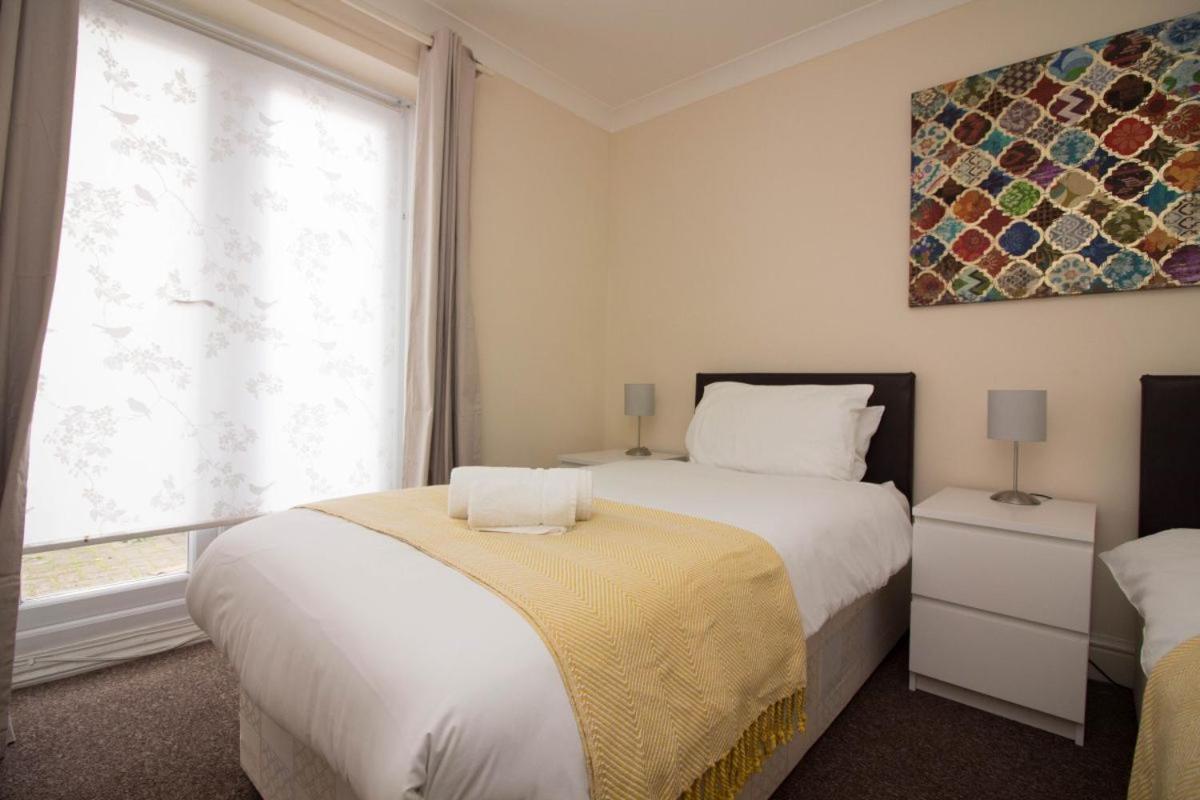 Stayzo Penthouse Accommodation 2- Premier Lodge Southampton Buitenkant foto