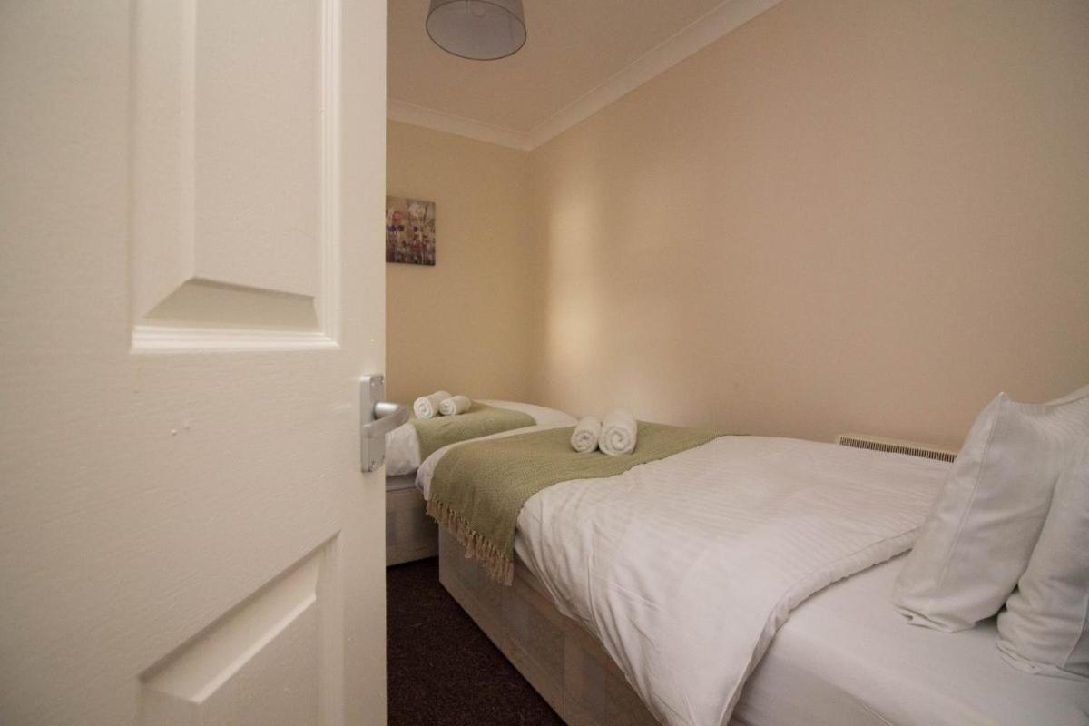 Stayzo Penthouse Accommodation 2- Premier Lodge Southampton Buitenkant foto