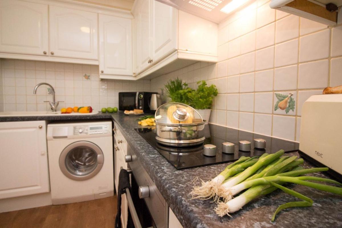 Stayzo Penthouse Accommodation 2- Premier Lodge Southampton Buitenkant foto