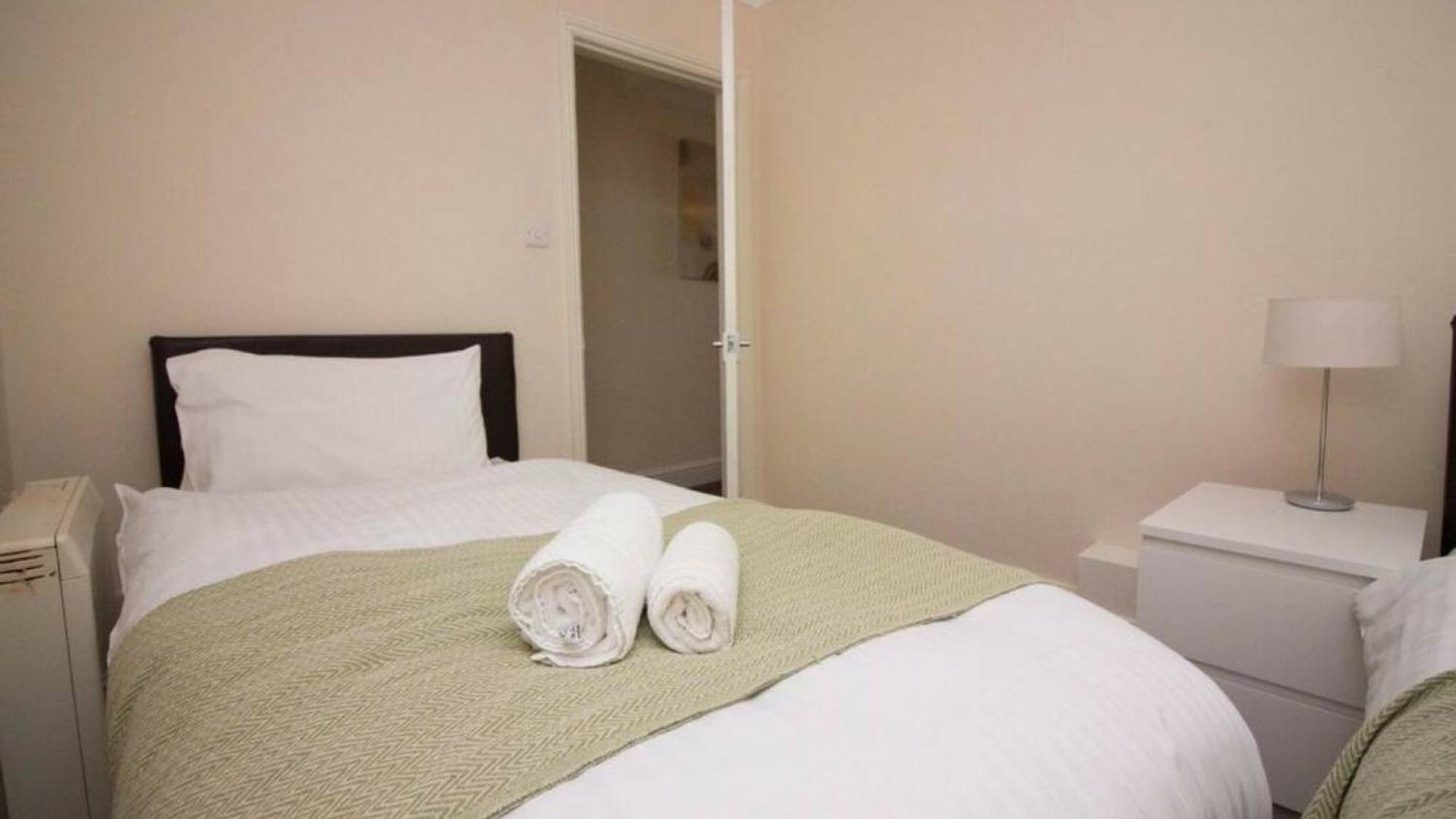 Stayzo Penthouse Accommodation 2- Premier Lodge Southampton Buitenkant foto
