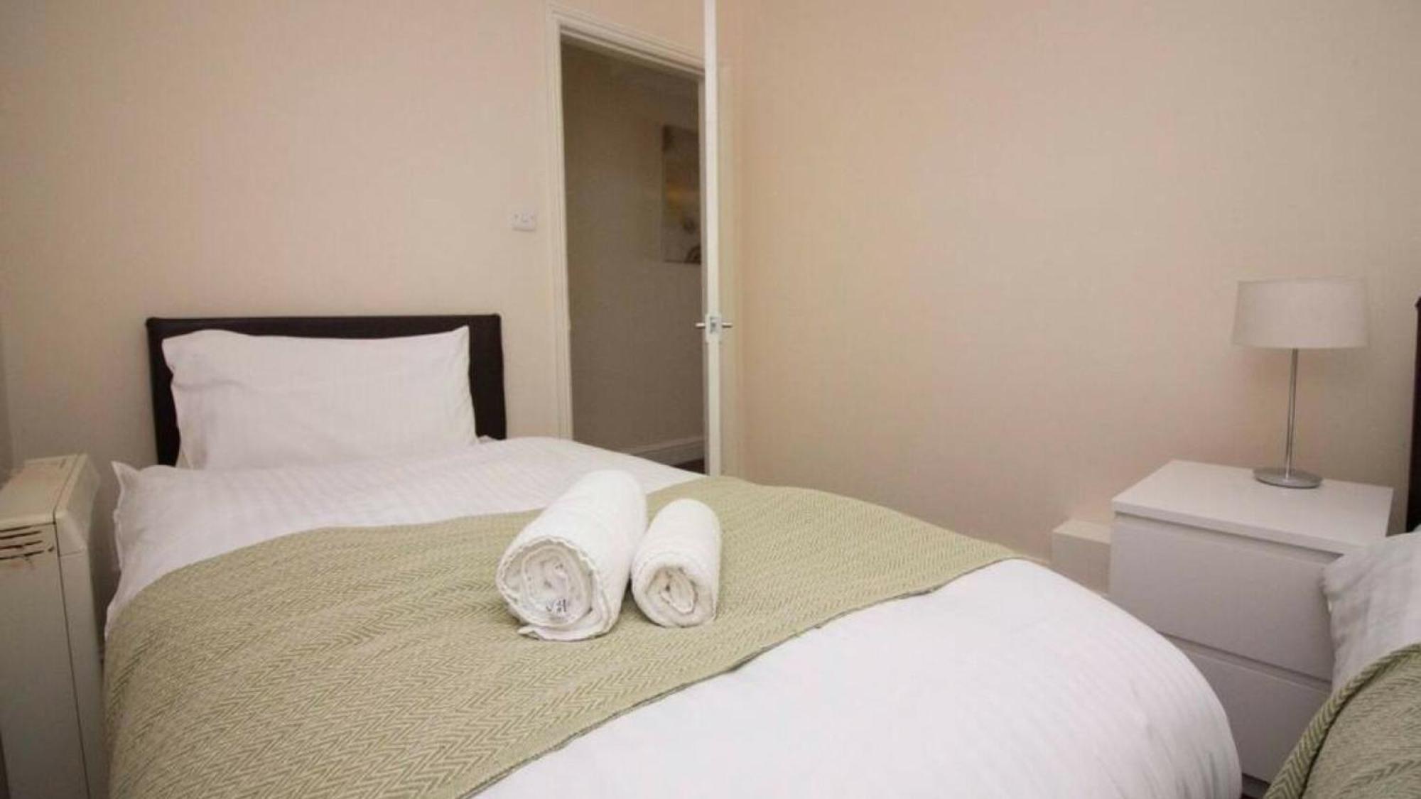 Stayzo Penthouse Accommodation 2- Premier Lodge Southampton Buitenkant foto