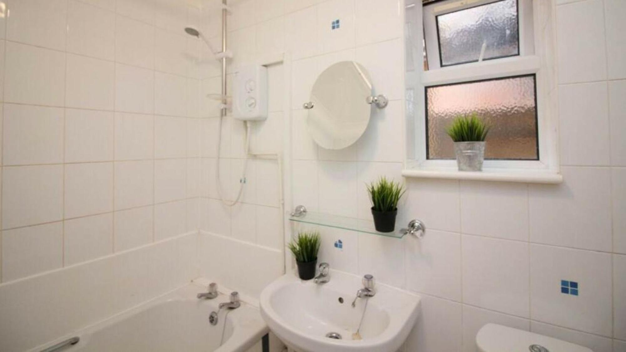 Stayzo Penthouse Accommodation 2- Premier Lodge Southampton Buitenkant foto